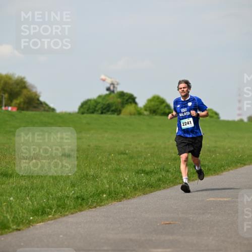 10.05.2026 - 8. Wedeler Halbmarathon Dr. Thomas Lammeyer http://msf.ph/oto/9691808 10.05.2026 11:14:26 Laufen 2241 meine-sportfotos.de