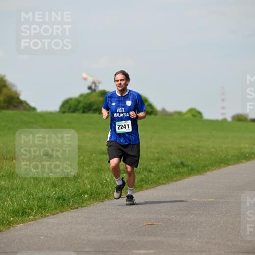 10.05.2026 - 8. Wedeler Halbmarathon Dr. Thomas Lammeyer http://msf.ph/oto/9691817 10.05.2026 11:14:28 Laufen 2241 meine-sportfotos.de