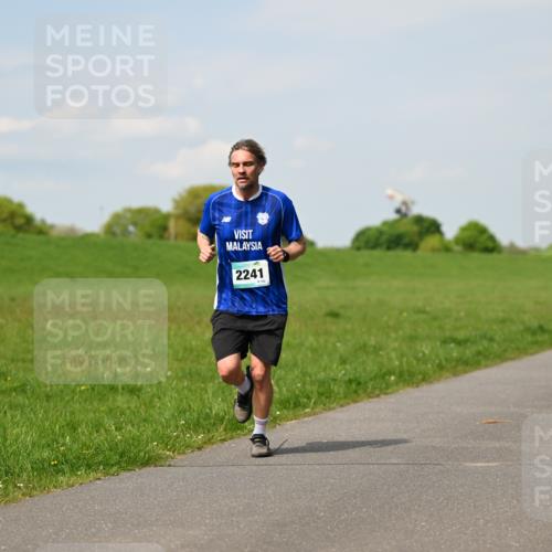 10.05.2026 - 8. Wedeler Halbmarathon Dr. Thomas Lammeyer http://msf.ph/oto/9691841 10.05.2026 11:14:30 Laufen 2241, 182 meine-sportfotos.de