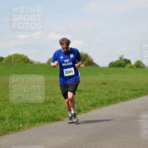 10.05.2026 - 8. Wedeler Halbmarathon Dr. Thomas Lammeyer http://msf.ph/oto/9691848 10.05.2026 11:14:30 Laufen 2241 meine-sportfotos.de