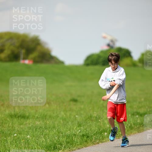 10.05.2026 - 8. Wedeler Halbmarathon Dr. Thomas Lammeyer http://msf.ph/oto/9692177 10.05.2026 11:15:11 Laufen  meine-sportfotos.de