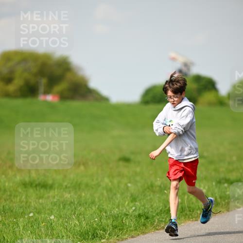 10.05.2026 - 8. Wedeler Halbmarathon Dr. Thomas Lammeyer http://msf.ph/oto/9692179 10.05.2026 11:15:11 Laufen  meine-sportfotos.de