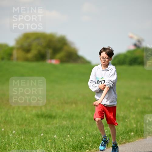 10.05.2026 - 8. Wedeler Halbmarathon Dr. Thomas Lammeyer http://msf.ph/oto/9692189 10.05.2026 11:15:12 Laufen 2217 meine-sportfotos.de