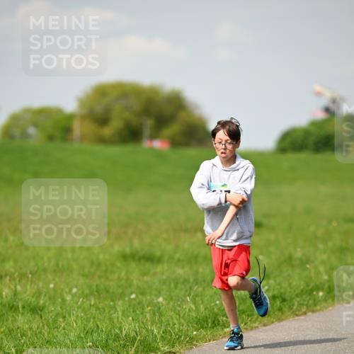 10.05.2026 - 8. Wedeler Halbmarathon Dr. Thomas Lammeyer http://msf.ph/oto/9692192 10.05.2026 11:15:12 Laufen  meine-sportfotos.de