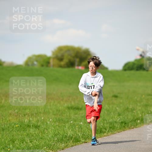10.05.2026 - 8. Wedeler Halbmarathon Dr. Thomas Lammeyer http://msf.ph/oto/9692196 10.05.2026 11:15:13 Laufen 2217 meine-sportfotos.de