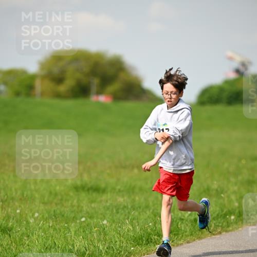 10.05.2026 - 8. Wedeler Halbmarathon Dr. Thomas Lammeyer http://msf.ph/oto/9692198 10.05.2026 11:15:12 Laufen  meine-sportfotos.de