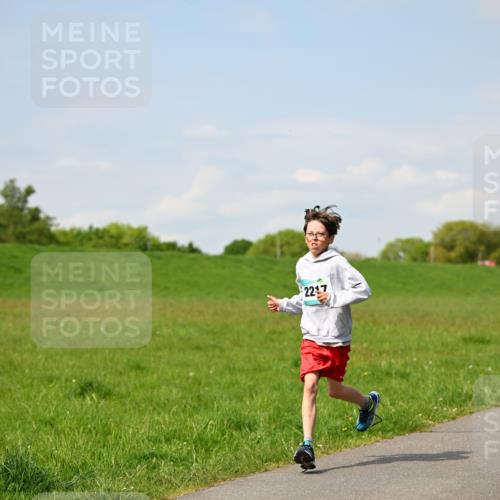 10.05.2026 - 8. Wedeler Halbmarathon Dr. Thomas Lammeyer http://msf.ph/oto/9692224 10.05.2026 11:15:14 Laufen 2217 meine-sportfotos.de