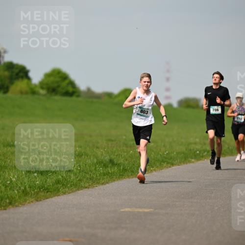 10.05.2026 - 8. Wedeler Halbmarathon Dr. Thomas Lammeyer http://msf.ph/oto/9692326 10.05.2026 11:15:41 Laufen 786, 803, 112, 896 meine-sportfotos.de