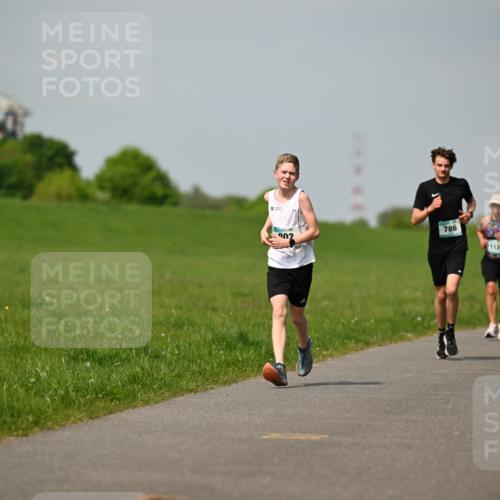 10.05.2026 - 8. Wedeler Halbmarathon Dr. Thomas Lammeyer http://msf.ph/oto/9692334 10.05.2026 11:15:42 Laufen 786, 112, 896 meine-sportfotos.de