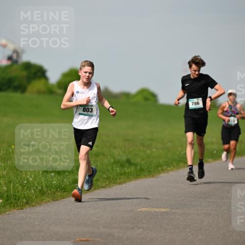 10.05.2026 - 8. Wedeler Halbmarathon Dr. Thomas Lammeyer http://msf.ph/oto/9692366 10.05.2026 11:15:44 Laufen 803, 786, 896 meine-sportfotos.de