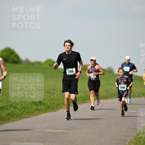 10.05.2026 - 8. Wedeler Halbmarathon Dr. Thomas Lammeyer http://msf.ph/oto/9692377 10.05.2026 11:15:45 Laufen 803, 786, 896 meine-sportfotos.de