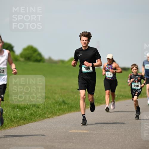 10.05.2026 - 8. Wedeler Halbmarathon Dr. Thomas Lammeyer http://msf.ph/oto/9692388 10.05.2026 11:15:46 Laufen 786, 803, 112, 896, 604 meine-sportfotos.de