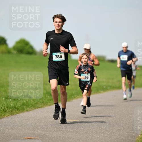 10.05.2026 - 8. Wedeler Halbmarathon Dr. Thomas Lammeyer http://msf.ph/oto/9692415 10.05.2026 11:15:47 Laufen 786 meine-sportfotos.de