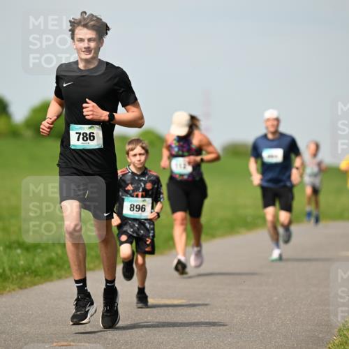10.05.2026 - 8. Wedeler Halbmarathon Dr. Thomas Lammeyer http://msf.ph/oto/9692428 10.05.2026 11:15:48 Laufen 786, 896 meine-sportfotos.de