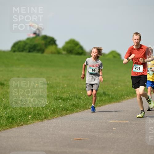 10.05.2026 - 8. Wedeler Halbmarathon Dr. Thomas Lammeyer http://msf.ph/oto/9692521 10.05.2026 11:15:55 Laufen 251 meine-sportfotos.de