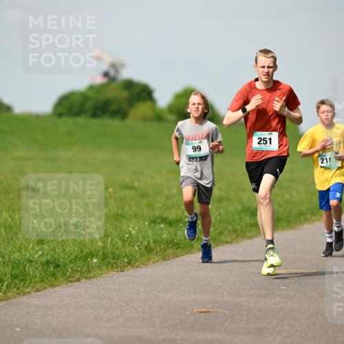 10.05.2026 - 8. Wedeler Halbmarathon Dr. Thomas Lammeyer http://msf.ph/oto/9692536 10.05.2026 11:15:55 Laufen 251, 211 meine-sportfotos.de