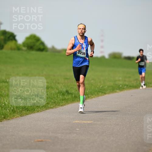 10.05.2026 - 8. Wedeler Halbmarathon Dr. Thomas Lammeyer http://msf.ph/oto/9692584 10.05.2026 11:16:01 Laufen 2235 meine-sportfotos.de
