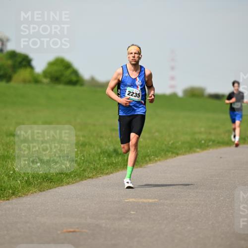 10.05.2026 - 8. Wedeler Halbmarathon Dr. Thomas Lammeyer http://msf.ph/oto/9692588 10.05.2026 11:16:01 Laufen 2235 meine-sportfotos.de