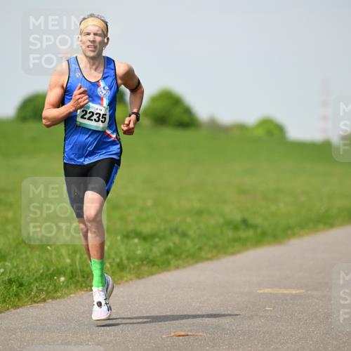 10.05.2026 - 8. Wedeler Halbmarathon Dr. Thomas Lammeyer http://msf.ph/oto/9692628 10.05.2026 11:16:04 Laufen 2235 meine-sportfotos.de