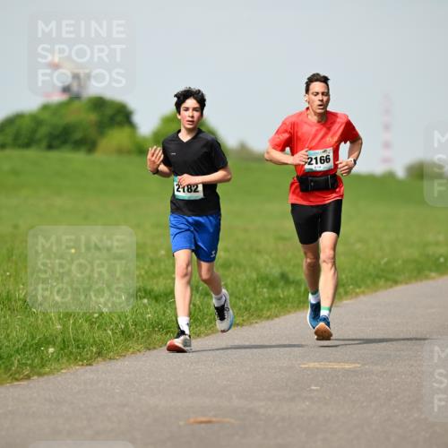 10.05.2026 - 8. Wedeler Halbmarathon Dr. Thomas Lammeyer http://msf.ph/oto/9692658 10.05.2026 11:16:10 Laufen 2182, 2166 meine-sportfotos.de