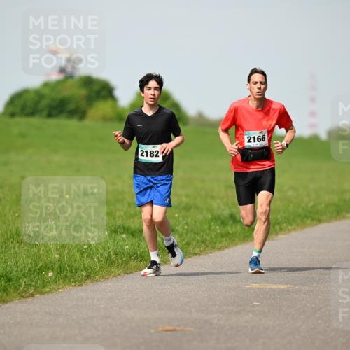 10.05.2026 - 8. Wedeler Halbmarathon Dr. Thomas Lammeyer http://msf.ph/oto/9692660 10.05.2026 11:16:10 Laufen 2182, 2166 meine-sportfotos.de