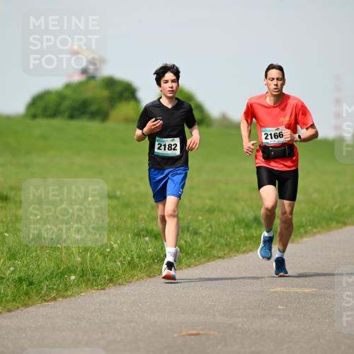10.05.2026 - 8. Wedeler Halbmarathon Dr. Thomas Lammeyer http://msf.ph/oto/9692663 10.05.2026 11:16:10 Laufen 2182, 2166 meine-sportfotos.de