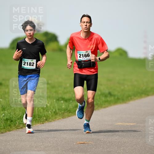 10.05.2026 - 8. Wedeler Halbmarathon Dr. Thomas Lammeyer http://msf.ph/oto/9692680 10.05.2026 11:16:12 Laufen 2182, 2166, 126 meine-sportfotos.de