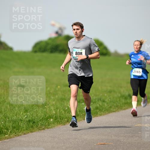 10.05.2026 - 8. Wedeler Halbmarathon Dr. Thomas Lammeyer http://msf.ph/oto/9692835 10.05.2026 11:16:29 Laufen 808, 2165 meine-sportfotos.de
