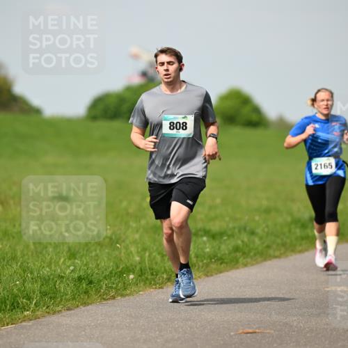 10.05.2026 - 8. Wedeler Halbmarathon Dr. Thomas Lammeyer http://msf.ph/oto/9692843 10.05.2026 11:16:30 Laufen 808, 2165 meine-sportfotos.de