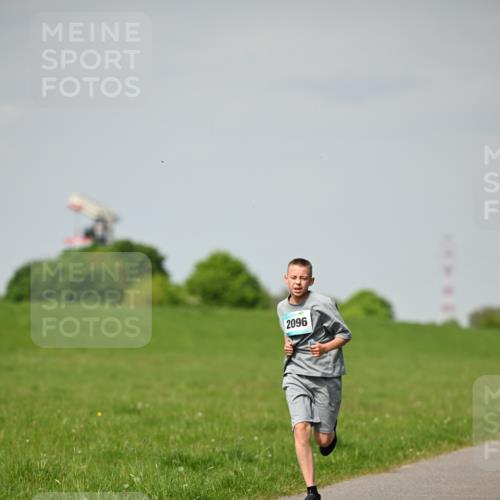 10.05.2026 - 8. Wedeler Halbmarathon Dr. Thomas Lammeyer http://msf.ph/oto/9693201 10.05.2026 11:17:28 Laufen 2096 meine-sportfotos.de