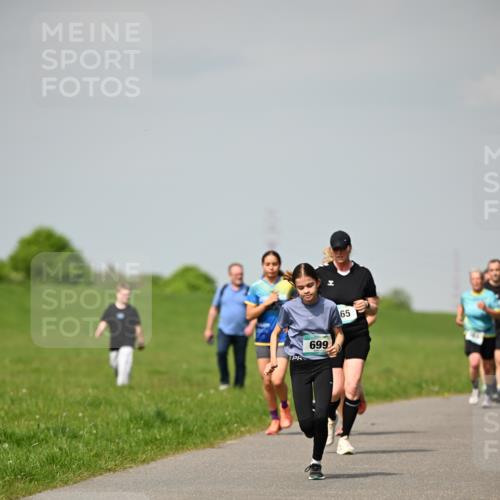 10.05.2026 - 8. Wedeler Halbmarathon Dr. Thomas Lammeyer http://msf.ph/oto/9693341 10.05.2026 11:17:42 Laufen 699 meine-sportfotos.de