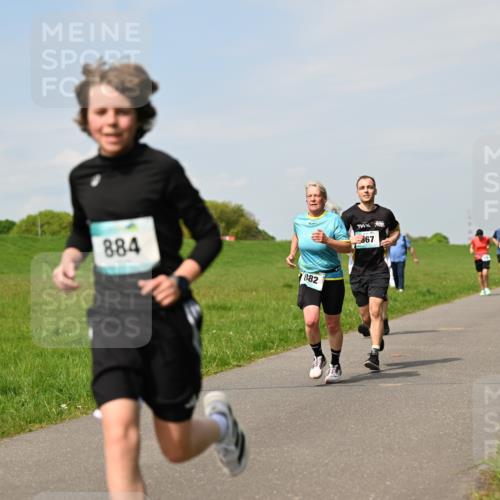 10.05.2026 - 8. Wedeler Halbmarathon Dr. Thomas Lammeyer http://msf.ph/oto/9693462 10.05.2026 11:17:53 Laufen 884, 882 meine-sportfotos.de