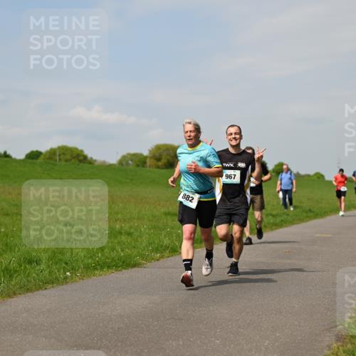 10.05.2026 - 8. Wedeler Halbmarathon Dr. Thomas Lammeyer http://msf.ph/oto/9693473 10.05.2026 11:17:54 Laufen 882, 967 meine-sportfotos.de