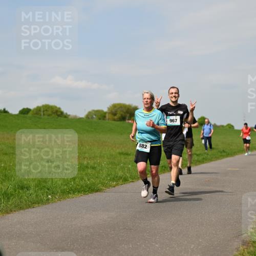 10.05.2026 - 8. Wedeler Halbmarathon Dr. Thomas Lammeyer http://msf.ph/oto/9693476 10.05.2026 11:17:54 Laufen 882, 967 meine-sportfotos.de