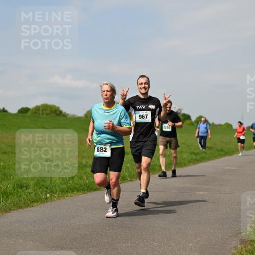 10.05.2026 - 8. Wedeler Halbmarathon Dr. Thomas Lammeyer http://msf.ph/oto/9693482 10.05.2026 11:17:55 Laufen 967, 882, 2240 meine-sportfotos.de