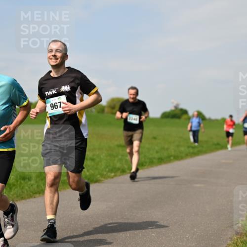 10.05.2026 - 8. Wedeler Halbmarathon Dr. Thomas Lammeyer http://msf.ph/oto/9693500 10.05.2026 11:17:56 Laufen 882, 8164, 967, 2240 meine-sportfotos.de