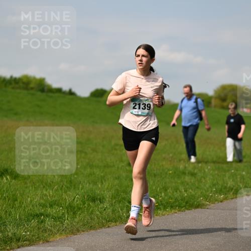 10.05.2026 - 8. Wedeler Halbmarathon Dr. Thomas Lammeyer http://msf.ph/oto/9693608 10.05.2026 11:18:07 Laufen 2139, 8167 meine-sportfotos.de