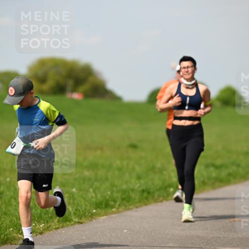 10.05.2026 - 8. Wedeler Halbmarathon Dr. Thomas Lammeyer http://msf.ph/oto/9693703 10.05.2026 11:18:19 Laufen  meine-sportfotos.de