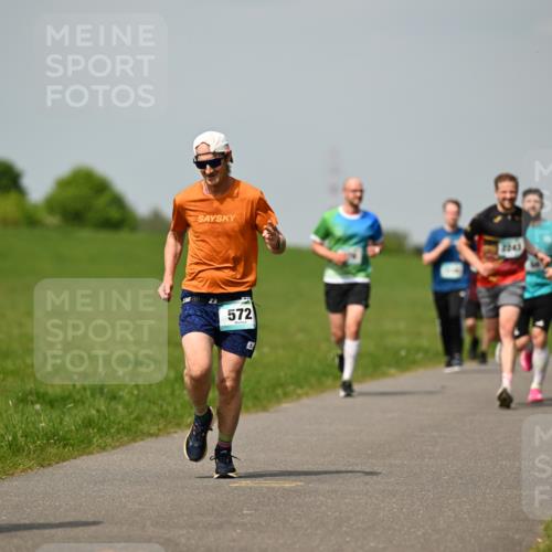 10.05.2026 - 8. Wedeler Halbmarathon Dr. Thomas Lammeyer http://msf.ph/oto/9693809 10.05.2026 11:18:35 Laufen 2038, 572, 2343 meine-sportfotos.de