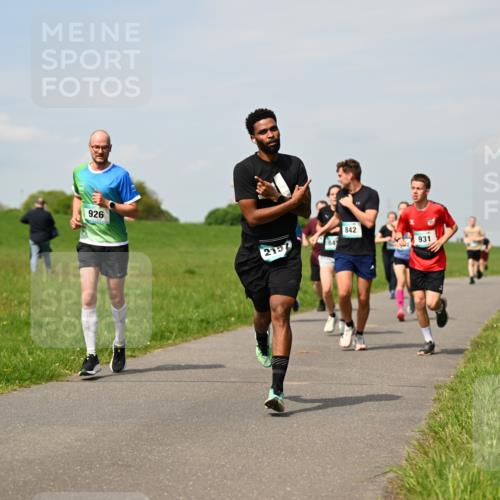 10.05.2026 - 8. Wedeler Halbmarathon Dr. Thomas Lammeyer http://msf.ph/oto/9693938 10.05.2026 11:18:44 Laufen 926, 2157, 842, 931 meine-sportfotos.de