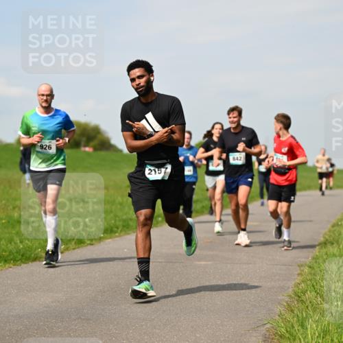 10.05.2026 - 8. Wedeler Halbmarathon Dr. Thomas Lammeyer http://msf.ph/oto/9693941 10.05.2026 11:18:45 Laufen 926, 2157, 842 meine-sportfotos.de