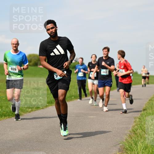 10.05.2026 - 8. Wedeler Halbmarathon Dr. Thomas Lammeyer http://msf.ph/oto/9693945 10.05.2026 11:18:45 Laufen 926, 842, 431 meine-sportfotos.de