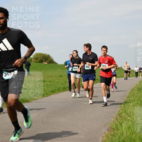 10.05.2026 - 8. Wedeler Halbmarathon Dr. Thomas Lammeyer http://msf.ph/oto/9693954 10.05.2026 11:18:46 Laufen 295, 214, 841, 842, 021, 232 meine-sportfotos.de