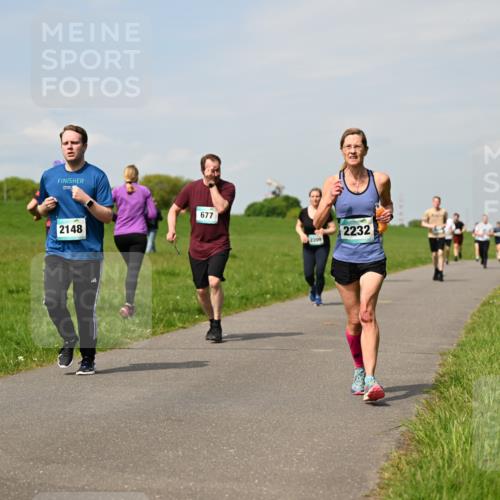 10.05.2026 - 8. Wedeler Halbmarathon Dr. Thomas Lammeyer http://msf.ph/oto/9694000 10.05.2026 11:18:49 Laufen 2148, 677, 2209, 2232 meine-sportfotos.de