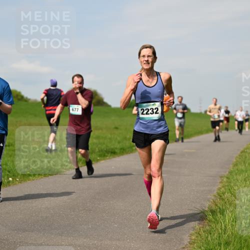 10.05.2026 - 8. Wedeler Halbmarathon Dr. Thomas Lammeyer http://msf.ph/oto/9694009 10.05.2026 11:18:50 Laufen 677, 2232, 2148 meine-sportfotos.de