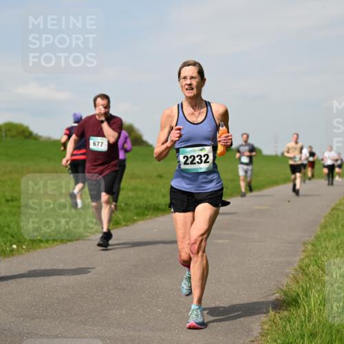 10.05.2026 - 8. Wedeler Halbmarathon Dr. Thomas Lammeyer http://msf.ph/oto/9694011 10.05.2026 11:18:50 Laufen 677, 2148, 2232 meine-sportfotos.de