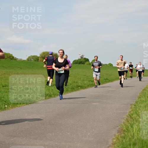 10.05.2026 - 8. Wedeler Halbmarathon Dr. Thomas Lammeyer http://msf.ph/oto/9694034 10.05.2026 11:18:51 Laufen 677, 2071, 209 meine-sportfotos.de