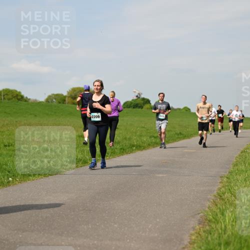 10.05.2026 - 8. Wedeler Halbmarathon Dr. Thomas Lammeyer http://msf.ph/oto/9694036 10.05.2026 11:18:51 Laufen 200, 677, 2209, 2071, 2115 meine-sportfotos.de