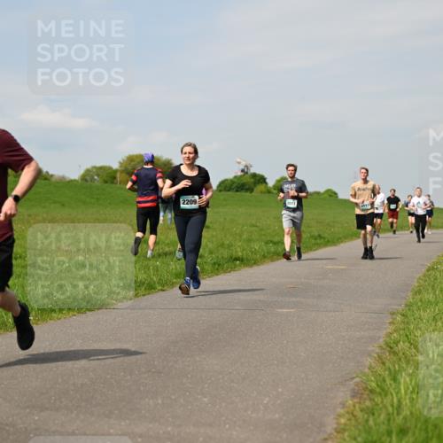 10.05.2026 - 8. Wedeler Halbmarathon Dr. Thomas Lammeyer http://msf.ph/oto/9694038 10.05.2026 11:18:51 Laufen 677, 2209, 2071, 2115 meine-sportfotos.de