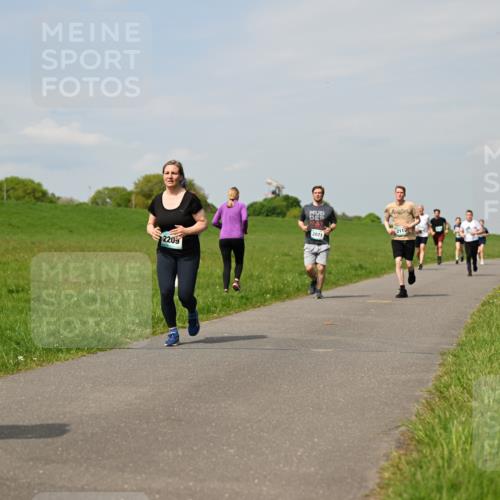 10.05.2026 - 8. Wedeler Halbmarathon Dr. Thomas Lammeyer http://msf.ph/oto/9694044 10.05.2026 11:18:52 Laufen 2209, 2113, 2071 meine-sportfotos.de
